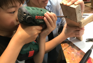 木工作品 ドリルで穴を空ける小学生