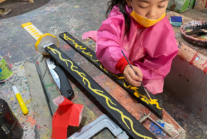 木工作品 刀に塗装する小学生