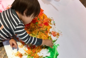 小学生 絵画教室 絵の具を使う子ども