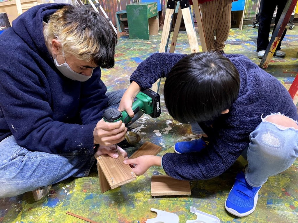 お絵描き教室 小学生 工具を使った制作