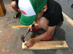 木工作 アイデア ネジを打つ子供