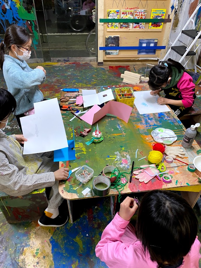 近くの絵画教室 小学生 制作する子ども