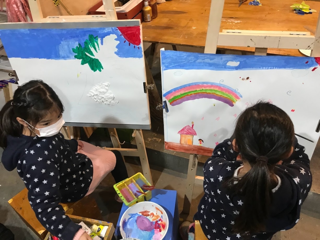 近くの絵画教室 小学生 絵を描く女の子