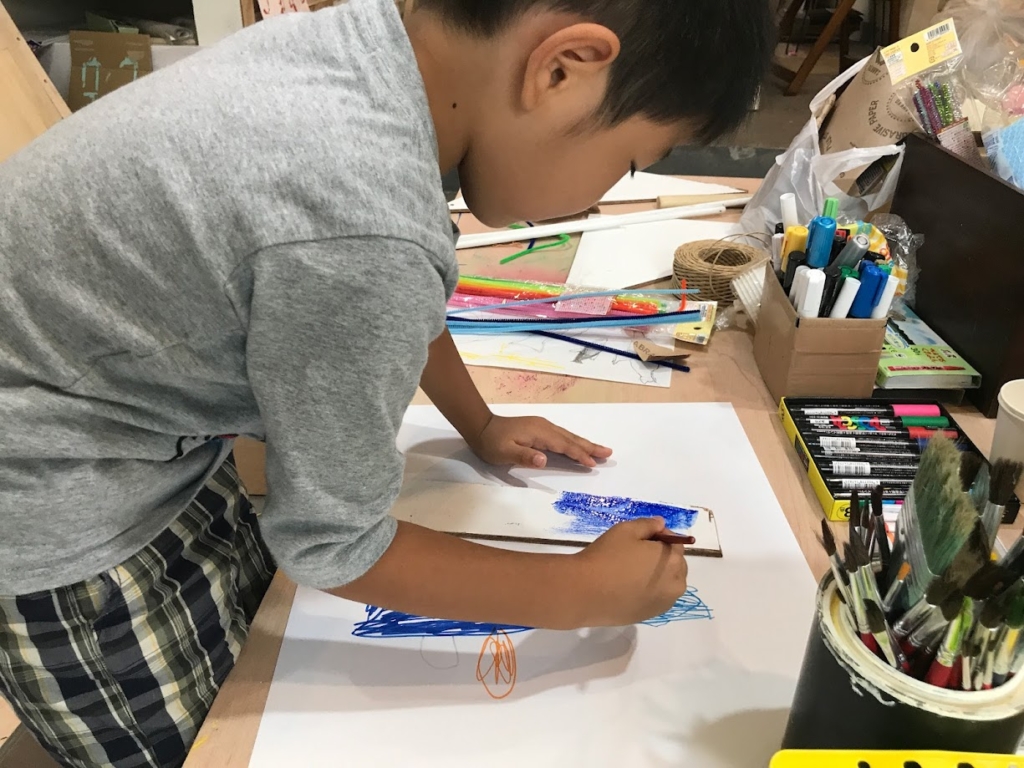 近くの絵画教室 小学生 絵を描く子ども