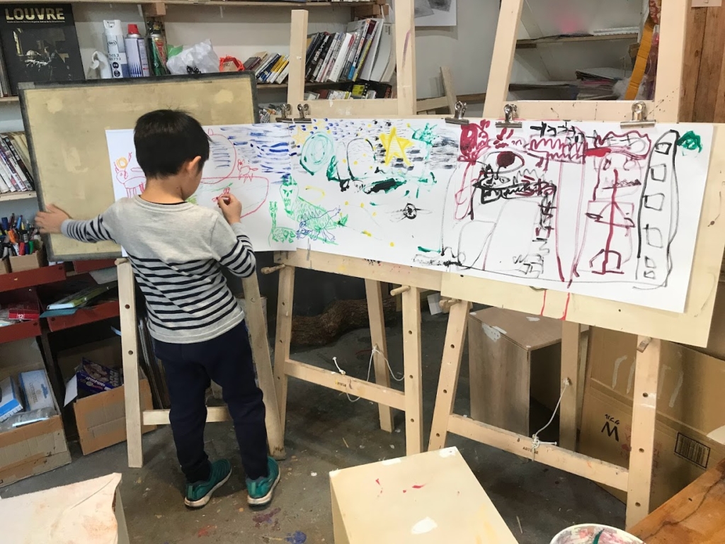 近くの絵画教室 小学生 絵の具で絵を描く子ども