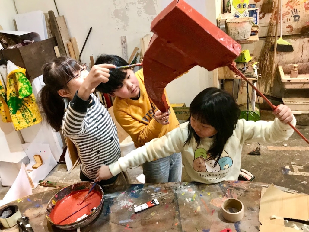 近くの絵画教室 小学生 色を塗る子ども