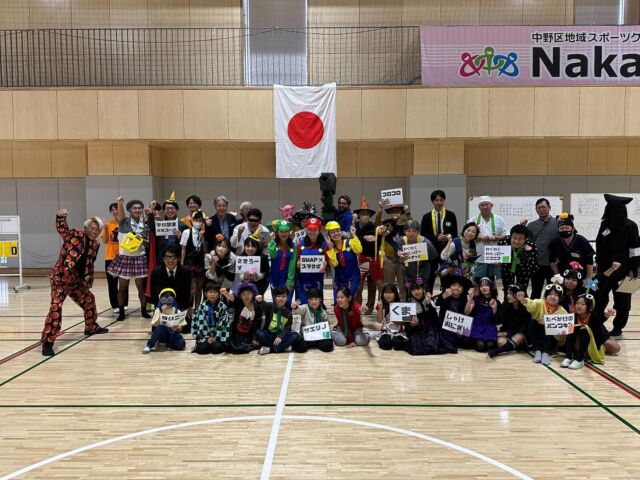 ⭐️中野区ボッチャ大会に参加しました！⭐️

パパパ生徒の保護者さまが主催する「ボッチャ大会」へ、スタッフのモリモリとはせぴ〜とビニちゃんで参加してまいりました〜っ❗️

大会チラシもパパパにオーダーいただき、作成しました🤝

ボッチャは老若男女問わず楽しめるスポーツで「アートと似てるなぁ」なんて思ったり🎵🎨

大会当日は、ハロウィン仮装も必須とのことで『パパパにある材料だけで！』コスチュームを作りました（笑）
モリエはインパクトドライバー、ビニちゃんはスーツ（と鬼の頭？）、はせぴ〜は子どもたちに帽子を飾ってもらい、いざ出陣👻

みごと「仮装の部」で賞を頂きました🤣🙏

中野区ボッチャ大会でお会いした皆さま、楽しい時間をありがとうございました😊

またスタッフたちで、どんどん地域のイベントに参加していきたいと思います‼️

（ちなみにパパパチームは子ども相手にもボロ負けでした。。。みなさん強かった…！）

#芸大生がプロデュースする 
#アートスクール
#ボッチャ 
#クリエイティブ #教室 #美術教室 #絵画教室 #アート #工作 #絵画 #お絵かき #造形教室 #練馬区 #大泉学園 #新座 #和光 #石神井公園 #練馬 #富士見台 #練馬高野台 #杉並区 #ペイント #幼児 #小学生 #子ども #中学生 #高校生 #大人 #スタジオパパパ #東京芸術大学