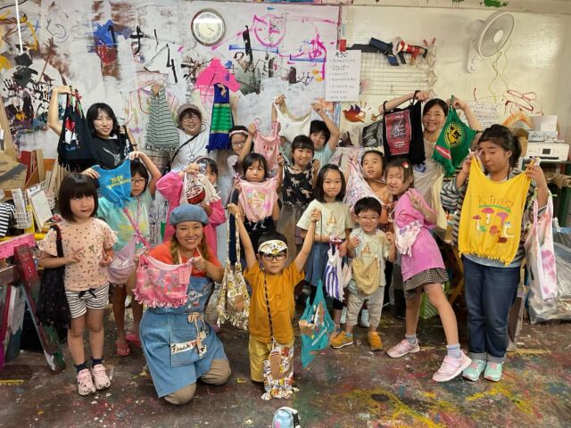 ワークショップ　午後のぶ小学生と一般の皆さん
お足元の悪い中たくさんのが参加ありがとうございました!
個性的な作品が出来ましたね。異世代間交流も微笑ましかったです☺️
是非お家でも作ってみてくださいね。
またモノづくりを通して遊びましょう！

#スタジオパパパ　#スタジオパパパ富士見台教室
#ワークショップ　#美術教室　#絵画教室　#富士見台