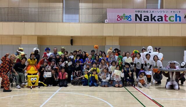 今年もハロウィンボッチャ大会に行って参りました🎃

JAPAN BOCCIA CLUBさん主催の「なかのボッチャ大会」
スタジオパパパはチラシコンペからブース設置まで、少しコラボ？させて頂くことが叶いました😳💓

今年はパパパスタッフは2チームに分かれ、仮装にも試合にも力を入れて戦いました！
仮装はもちろん、パパパにある材料素材だけで手作り🎨
しっかりパパパのアピールもして来ました笑

工作ブースではチラシコンペの作品の紹介もさせていただきました♫（コンペに参加してくれたフリーカリキュラムコースのみなさま、ありがとうございました❣️）

どのチームも猛者ばかりで優勝ならずでしたが、頭も身体も全身使って満足する試合ができました。
また次回も優勝目指しますー❗️

#芸大生がプロデュースする 
#アートスクール
#ボッチャ 
#クリエイティブ #教室 #美術教室 #絵画教室 #アート #工作 #絵画 #お絵かき #造形教室 #練馬区 #大泉学園 #新座 #和光 #石神井公園 #練馬 #富士見台 #練馬高野台 #杉並区 #ペイント #幼児 #小学生 #子ども #中学生 #高校生 #大人 #スタジオパパパ #東京芸術大学